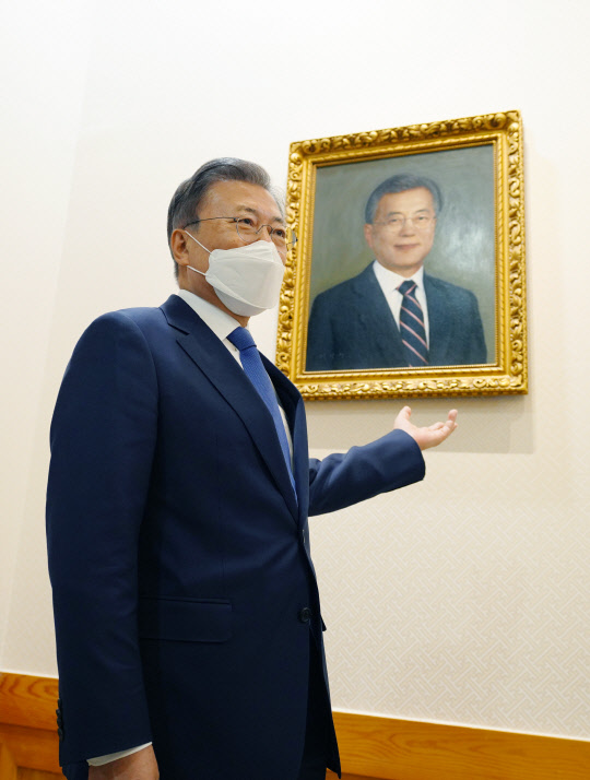 문재인 대통령이 지난 5월 3일 오후 청와대 본관 세종실에서 열린 마지막 국무회의에 앞서  국무위원들과  자신의 초상화를 보며 대화하고 있다. 청와대 제공·연합뉴스